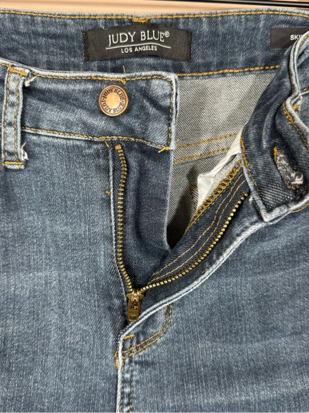 Judy Blue Medium Wash Skinny Fit Denim Jeans With Sharkbite Frayed Hem Size 3/26 - Picture 4 of 13